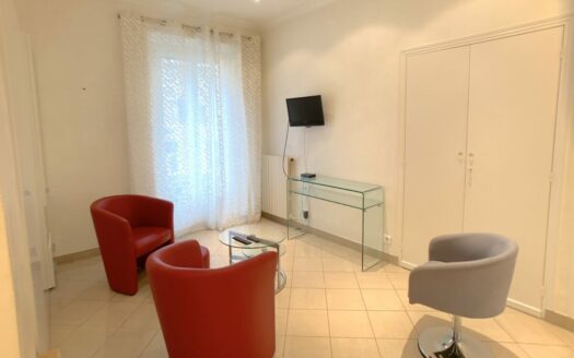 T1-CANNES – FACE au PALAIS – A l’ONGLE CROISETTE