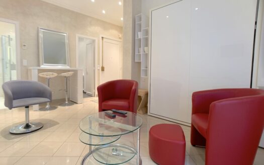 T1-CANNES – FACE au PALAIS – A l’ONGLE CROISETTE