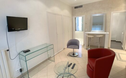 T1-CANNES – FACE au PALAIS – A l’ONGLE CROISETTE